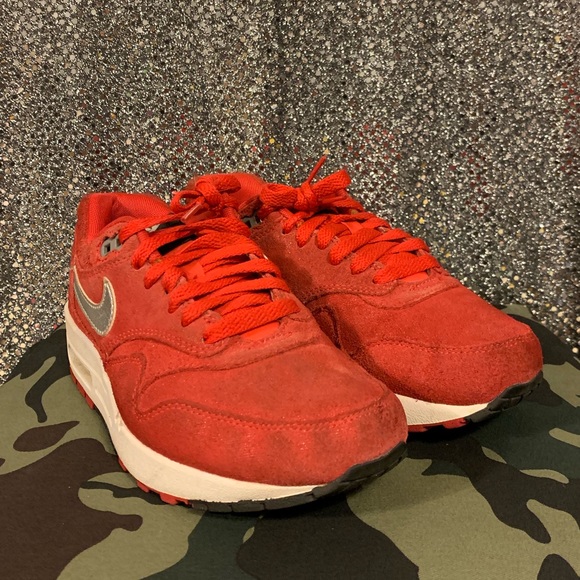 Nike Shoes - NIKE AIR MAX 1